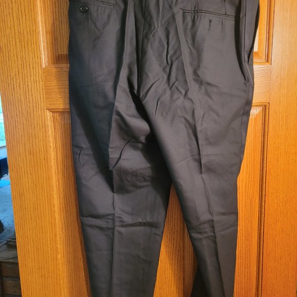 Like new David Hart short pants. Waist = 34. Inseam is about 24 or 26 inches - Picture 2 of 2